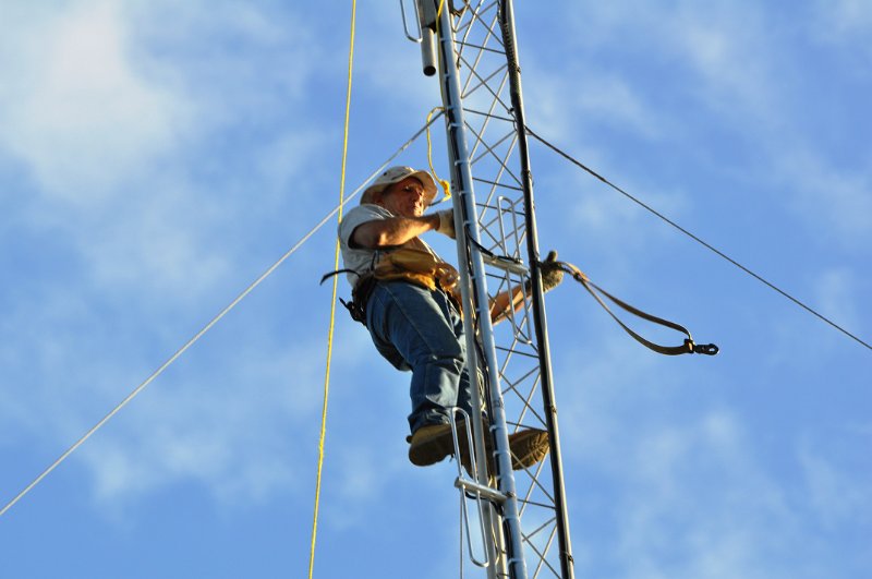 Bob-K4NBC Raising New Antenna 01.jpg